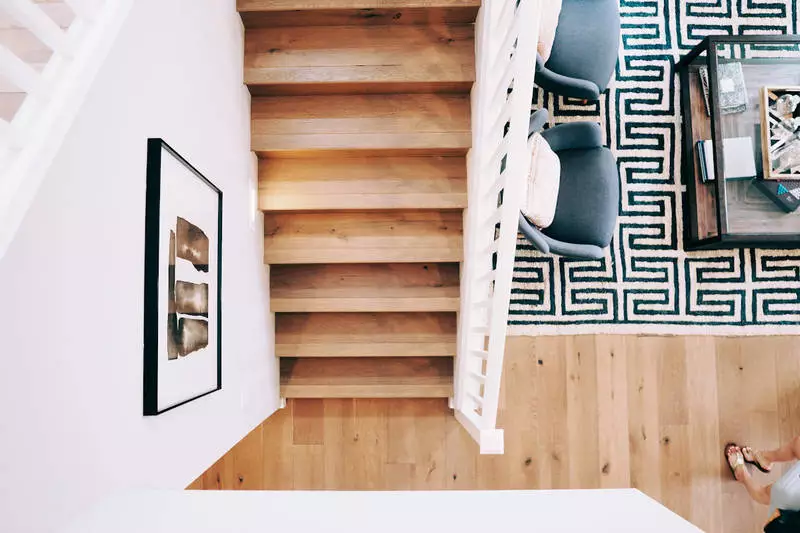 Kiedy warto wybrać schody drewniane samonośne?