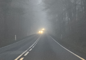 Mgła na drogach. Jakich świateł używać i jak dostosować styl jazdy?