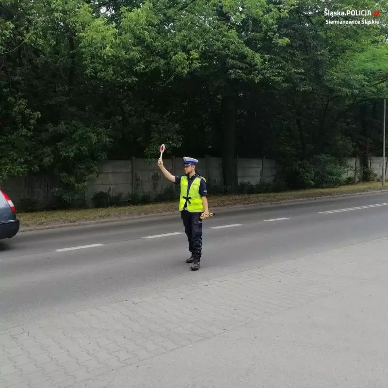 Bez świateł i bez prawa jazdy – kierowca mercedesa złamał sądowy zakaz