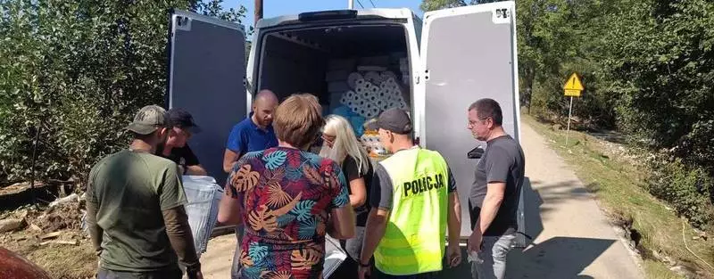 Mundurowi wspierają ofiary powodzi w Stroniu i Lądku