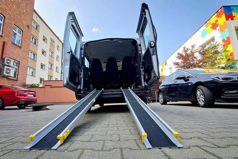 Nowy Renault Trafic przystosowany do transportu osób z niepełnosprawnościami / fot. UM Siemianowice Śl.