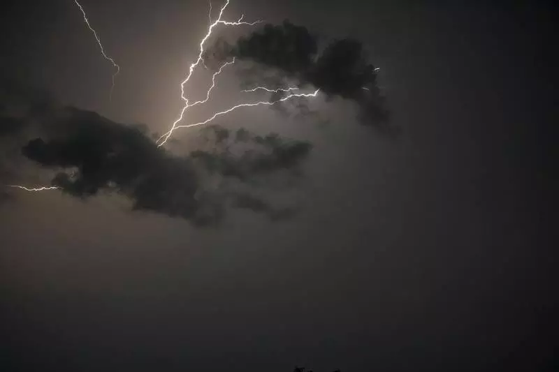 Odgromówka i piorunochron – jak zabezpieczyć dom przed wyładowaniami atmosferycznymi?