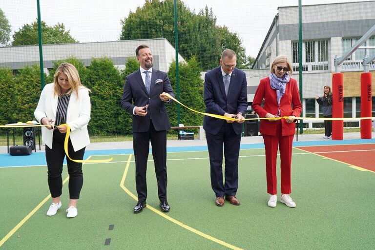 Otwarcie wielofunkcyjnego boiska w ZSTiO Meritum – nowa przestrzeń sportowa dla uczniów