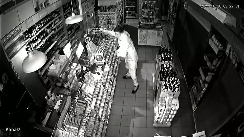 Policjanci poszukują włamywacza. Poznajesz go? [WIDEO]