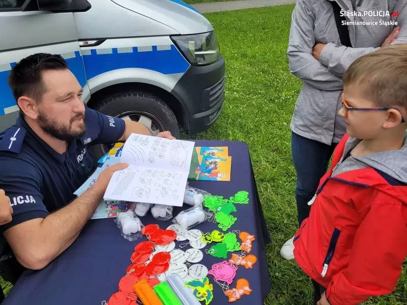 Siemianowiccy policjanci na "Rzęsie" z okazji Dnia Dziecka