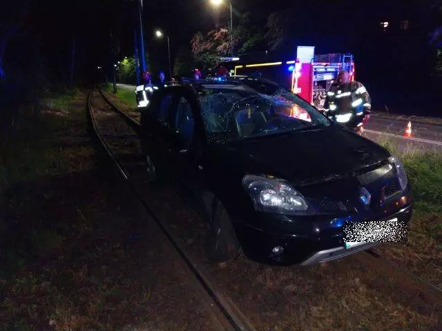 Siemianowice Śląskie: Nietrzeźwy kierowca jazdę zakończył na torowisku!