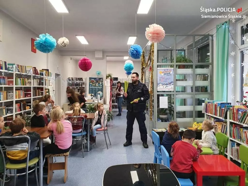 Spotkanie policjantów z dziećmi w Bibliotece Miejskiej nr 10 / fot. KMP Siemianowice Śl.