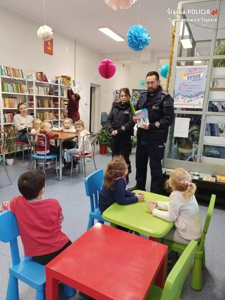 Spotkanie policjantów z dziećmi w Bibliotece Miejskiej nr 10 / fot. KMP Siemianowice Śl.