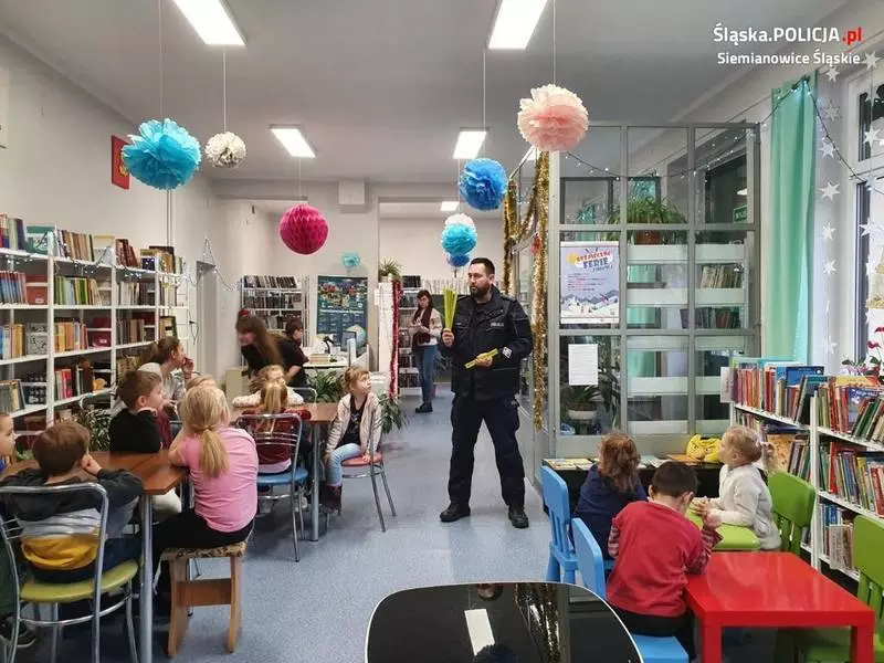 Spotkanie policjantów z dziećmi w Bibliotece Miejskiej nr 10