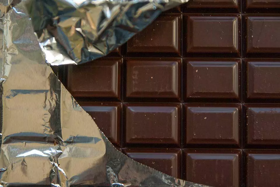 Uciekinier z więzienia ukradł 2 kartony czekolad i pobił pracownika ochrony / fot. Pixabay