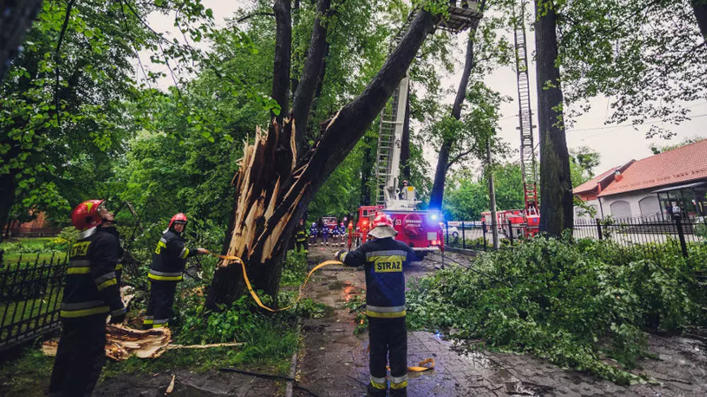 Wichura na Śląsku: uszkodzone budynki, połamane drzewa, znisczone samochody