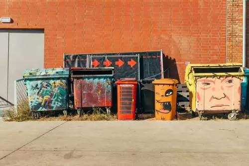 Zabudowa śmietnika – jak estetycznie ukryć odpady?
